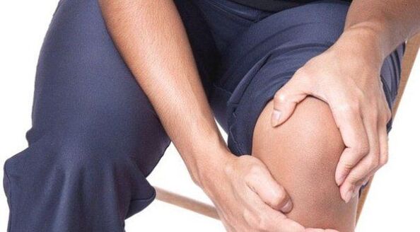 Gonartrosis acompañada de dolor en la articulación de la rodilla. 